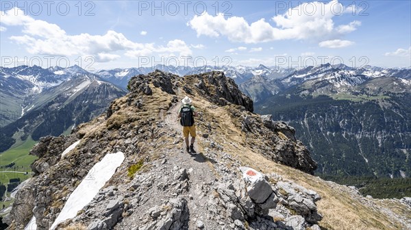 Hikers on the summit ridge of Thaneller