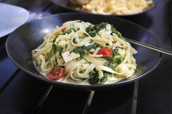 Tagliatelle with spinach and cocktail tomatoes