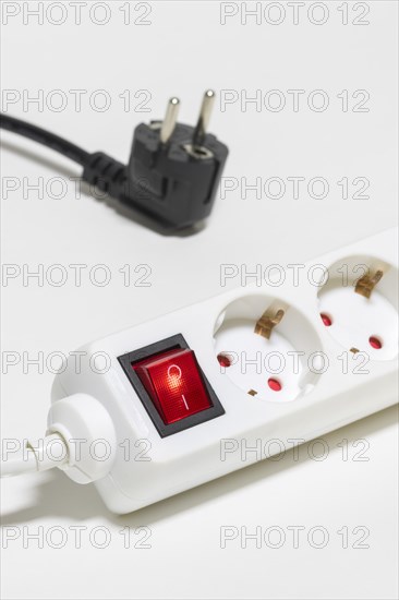 Socket strip for connecting electrical appliances