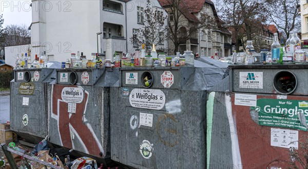 Overfilled containers for white glass and green glass