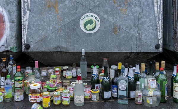 Overfilled containers for white glass and green glass