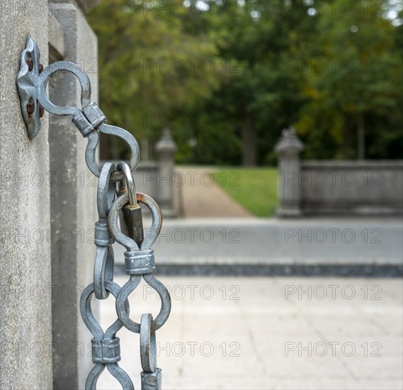 Steel chain with padlock