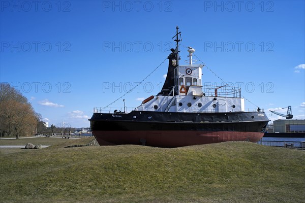 Jacked-up tug Regina in Bremen Vegesack