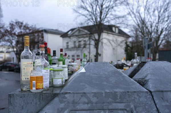 Overfilled containers for white glass and green glass