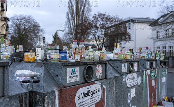 Overfilled containers for white glass and green glass