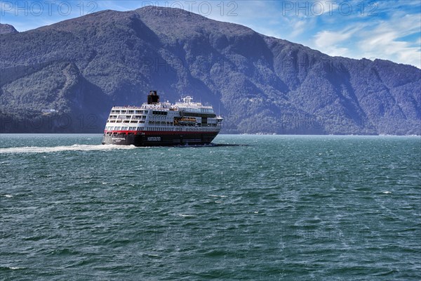 Hurtigruten Midnatsol