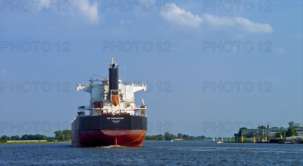 Bulk Carrier YM Endeavour on the Weser near Bremen Vegesack