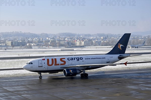 Aircraft ULS Airlines Cargo