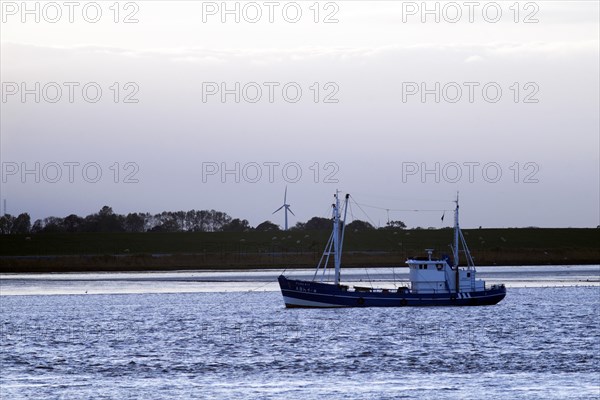 Fishing cutter on the Unterweser near Blexen