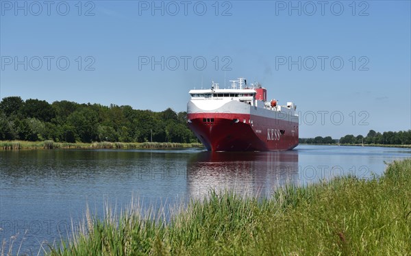 Car transport in summer through the Kiel Canal