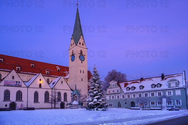 Evening atmosphere at the St Mang church on St Mang Platz with Christmas tree