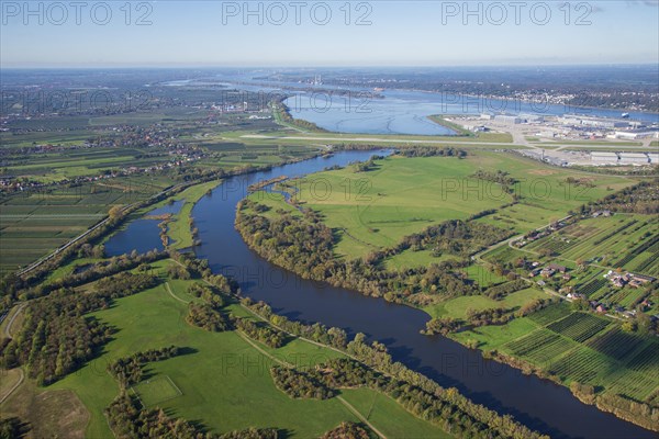 Aerial view of the Alte Suederelbe to the Muehlenberger Loch