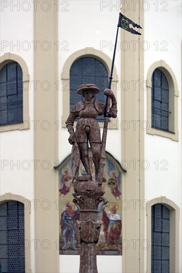 Sculpture on the Lindl Fountain depicts a knight in Milanese armour