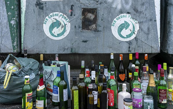 Overfilled containers for white glass and green glass