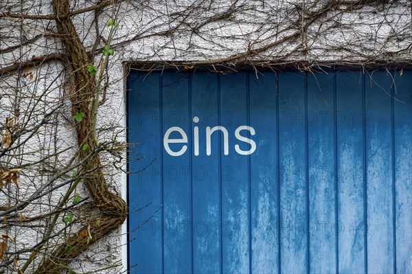 Garage door with lettering -eins-