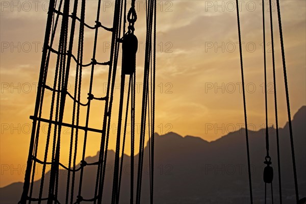 Rigging and wooden pulleys