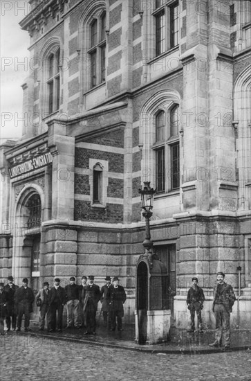 1910 photo of the Bureau for Emigration in the port of Antwerp