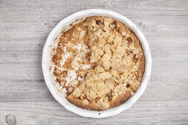 Apple crumble cake