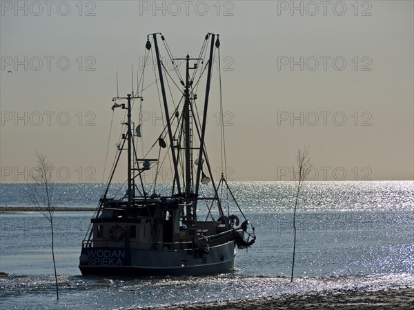 Crab cutter leaving Spieka Neufeld