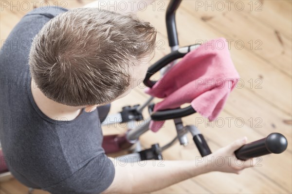 Man on the cross trainer