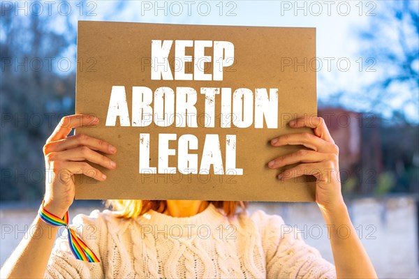 A woman holding a sign in favor of the legalization of abortion