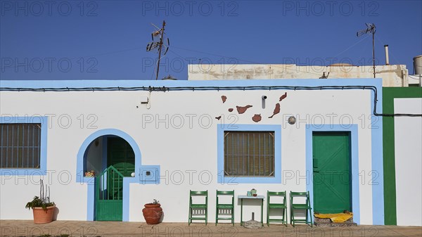 White and blue gebSalinas