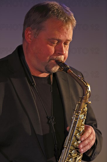 Jazz saxophonist Bendix Maeder from the Gerold Heitbaum Quartet in concert