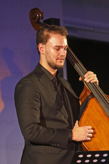 Jazz bassist Conrad Steinhoff from the Gerold Heitbaum Quartet in concert