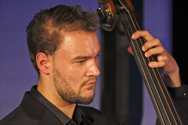 Jazz bassist Conrad Steinhoff from the Gerold Heitbaum Quartet in concert