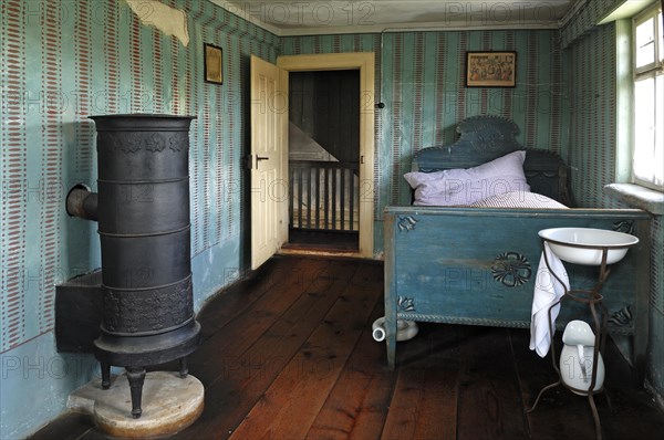 Discharge room with stove and bed 1911