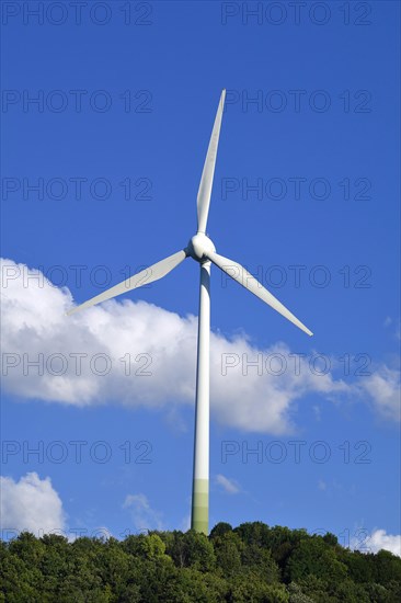 Wind turbine on the Muellberg in Froettmaning