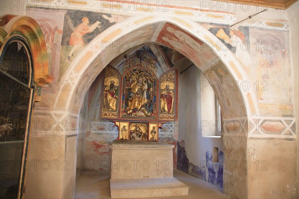 The hamlet of Bad Dreikirchen grew up around three Gothic chapels built together and belongs to the municipality of Barbian in the Eisack Valley