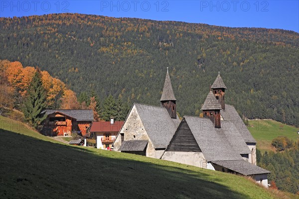 The hamlet of Bad Dreikirchen grew up around three Gothic chapels built together and belongs to the municipality of Barbian in the Eisack Valley