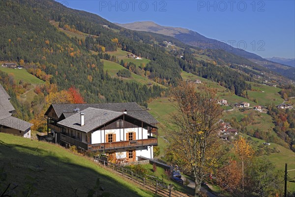 The hamlet of Bad Dreikirchen grew up around three Gothic chapels built together and belongs to the municipality of Barbian in the Eisack Valley