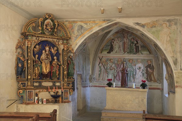 The hamlet of Bad Dreikirchen grew up around three Gothic chapels built together and belongs to the municipality of Barbian in the Eisack Valley