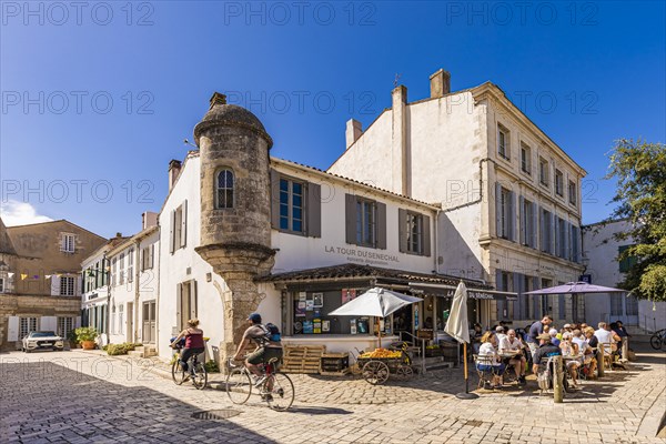 Cyclists in front of the restaurant La Tour du Senechal in Ars-en-Re