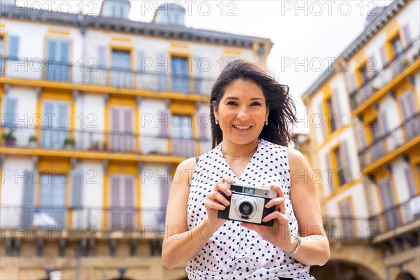 Tourist woman visiting the city looking at travel photos