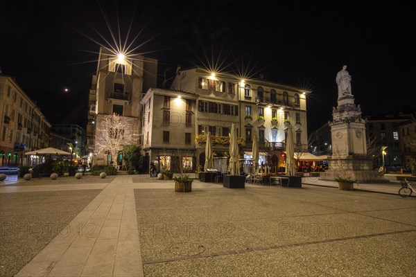 Piazza and Statua di Alessandro Volta