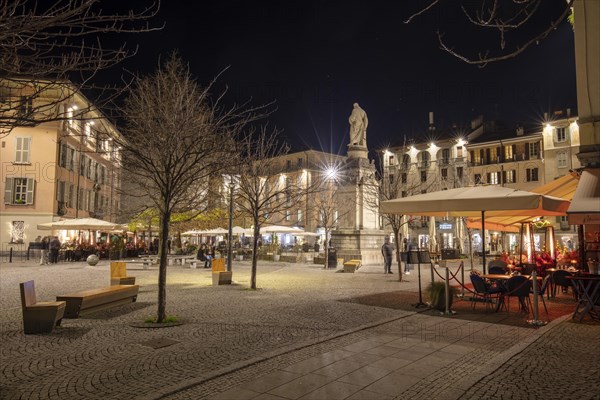 Piazza and Statua di Alessandro Volta