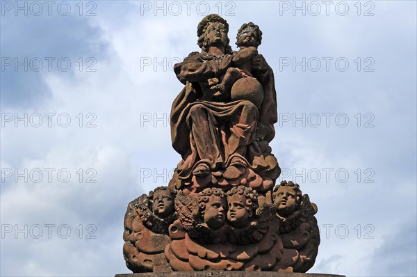 Figure of the Virgin Mary at the fountain of a baroque garden