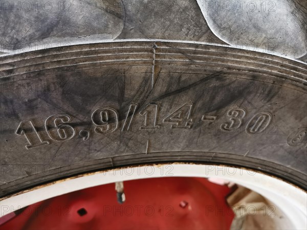 Indication of the tyre size on the tyre of an agricultural vehicle