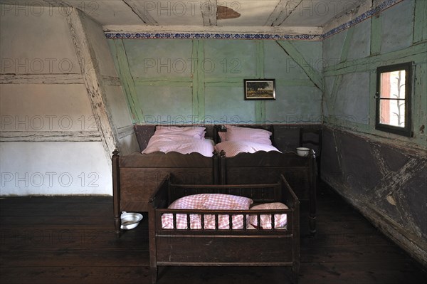 Bedroom with cot on the upper floor around 1860 in the farmhouse from Seubersdorf Mittelfr