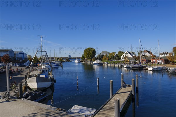 Botte und Steg im Hafen