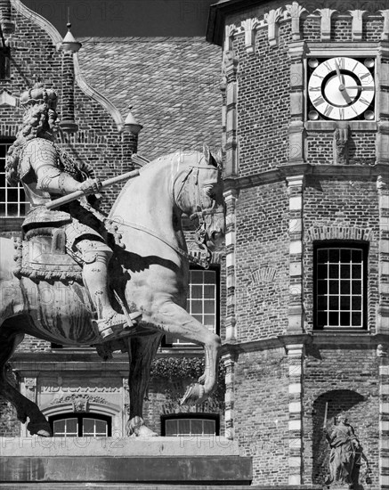 Jan Wellem equestrian statue in front of the town hall