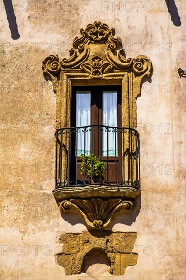 Old town alleys with palaces