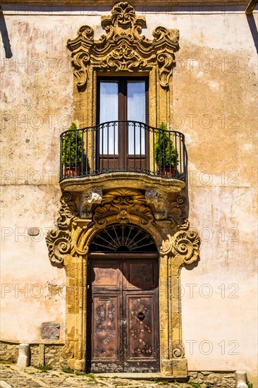 Old town alleys with palaces