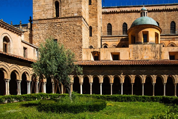 Cloister with 228 differently designed double columns