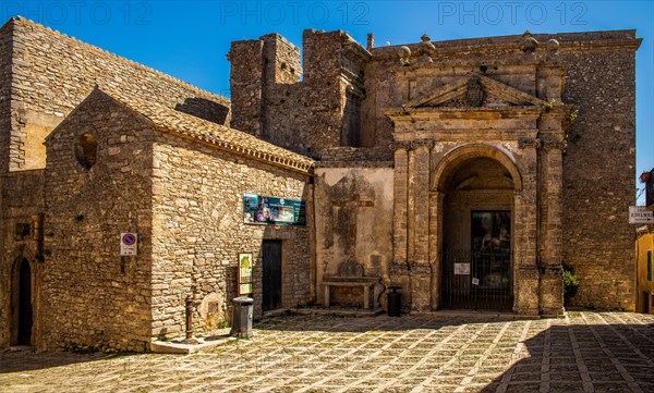 Old town alleys with palaces