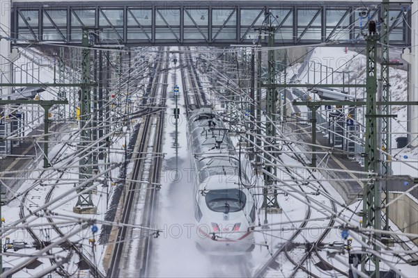 ICE runs through the new Merklingen station in snow Swabian Alb