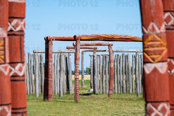 Carved wooden posts and palisades in the circular ditch Ringheiligtum Poemmelte